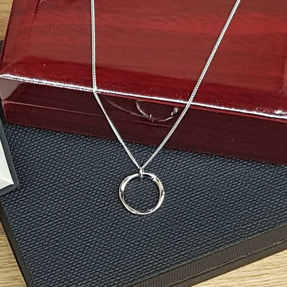 The circle necklace features a stunning 15mm ring with a slight twist on one face. Both necklace and circle are beautifully crafted jewellery in Sterling Silver 925. The Sterling Silver 925 circle pendant is Rhodium Plated making it extremely durable with a high shine.