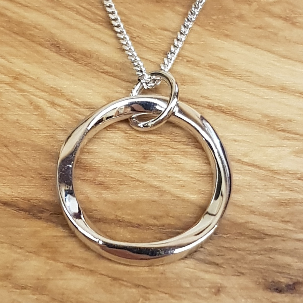The circle necklace features a stunning 15mm ring with a slight twist on one face. Both necklace and circle are beautifully crafted jewellery in Sterling Silver 925. The Sterling Silver 925 circle pendant is Rhodium Plated making it extremely durable with a high shine.