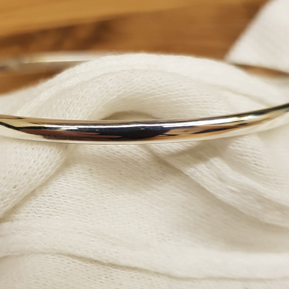 This Beautiful Silver Bangle is a 3mm wide D shaped Bangle finished off with a high polish and looks amazing. The 925 Silver Bangle is designed to be worn on it's own or added to in multiples. It is 65mm round and slides nicely over the hand.