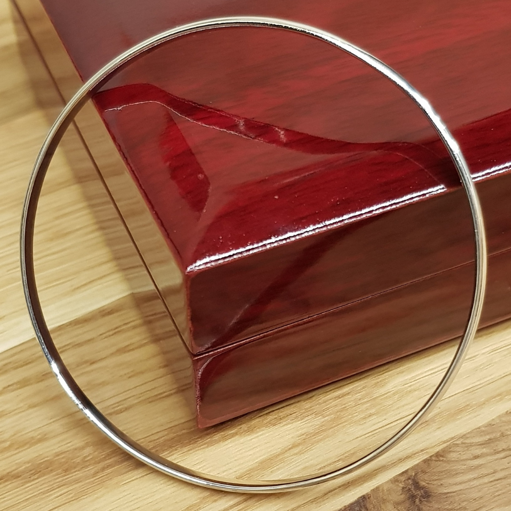 This Beautiful Silver Bangle is a 3mm wide D shaped Bangle finished off with a high polish and looks amazing. The 925 Silver Bangle is designed to be worn on it's own or added to in multiples. It is 65mm round and slides nicely over the hand.