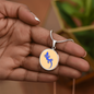 Electric Blue Gecko Graphic Personalised Engraved Disc Necklace on light caramel background. Polished surgical steel or with an 18k gold finish option. Necklace: 18-22" adjustable.
Circle Pendant: 0.9” x 0.9” (23.5mm x 23.5mm)