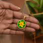 Daffodil Birth Flower March Graphic Epoxy Disc Necklace. Clear shiny epoxy shows a yellow petal flower on a green background. The jewellery is made of high quality surgical steel or with an 18k gold finish option with an option to engrave a short love you message or special date. Luxury Necklace: 18-22" (45-56cm) adjustable
Circle Pendant: 0.9” x 0.9” (23.5mm x 23.5mm)