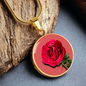 Rose Birth Flower June Graphic Epoxy Disc Necklace. Clear shiny epoxy shows a red petal flower and green stem on a pink background. The jewellery is made of high quality surgical steel or with an 18k gold finish option with an option to engrave a short love you message or special date. Luxury Necklace: 18-22" (45-56cm) adjustable
Circle Pendant: 0.9” x 0.9” (23.5mm x 23.5mm)