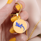 Electric Blue Gecko Graphic Personalised Engraved Disc Necklace on light caramel background. Polished surgical steel or with an 18k gold finish option. Necklace: 18-22" adjustable.
Circle Pendant: 0.9” x 0.9” (23.5mm x 23.5mm)