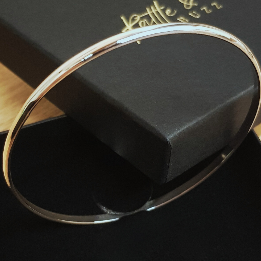 This Beautiful Silver Bangle is a 3mm wide D shaped Bangle finished off with a high polish and looks amazing. The 925 Silver Bangle is designed to be worn on it's own or added to in multiples. It is 65mm round and slides nicely over the hand.