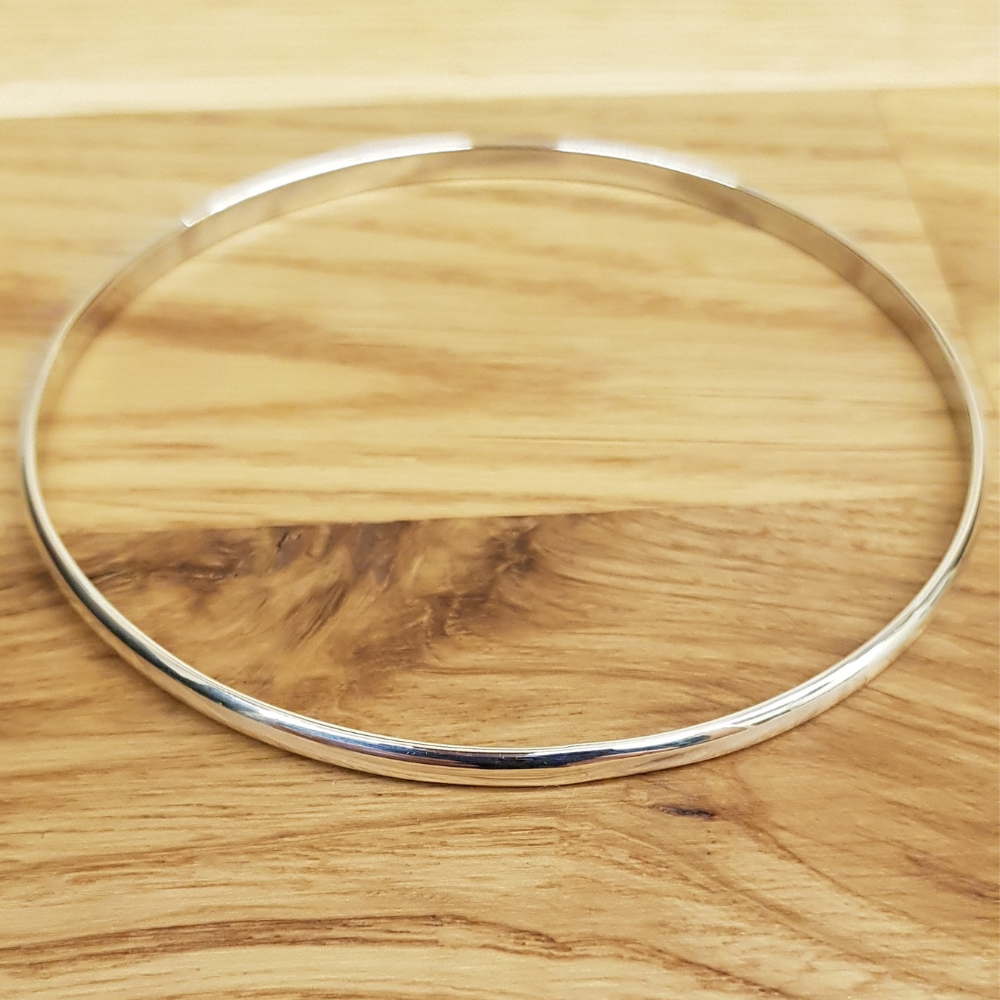 This Beautiful Silver Bangle is a 3mm wide D shaped Bangle finished off with a high polish and looks amazing. The 925 Silver Bangle is designed to be worn on it's own or added to in multiples. It is 65mm round and slides nicely over the hand.